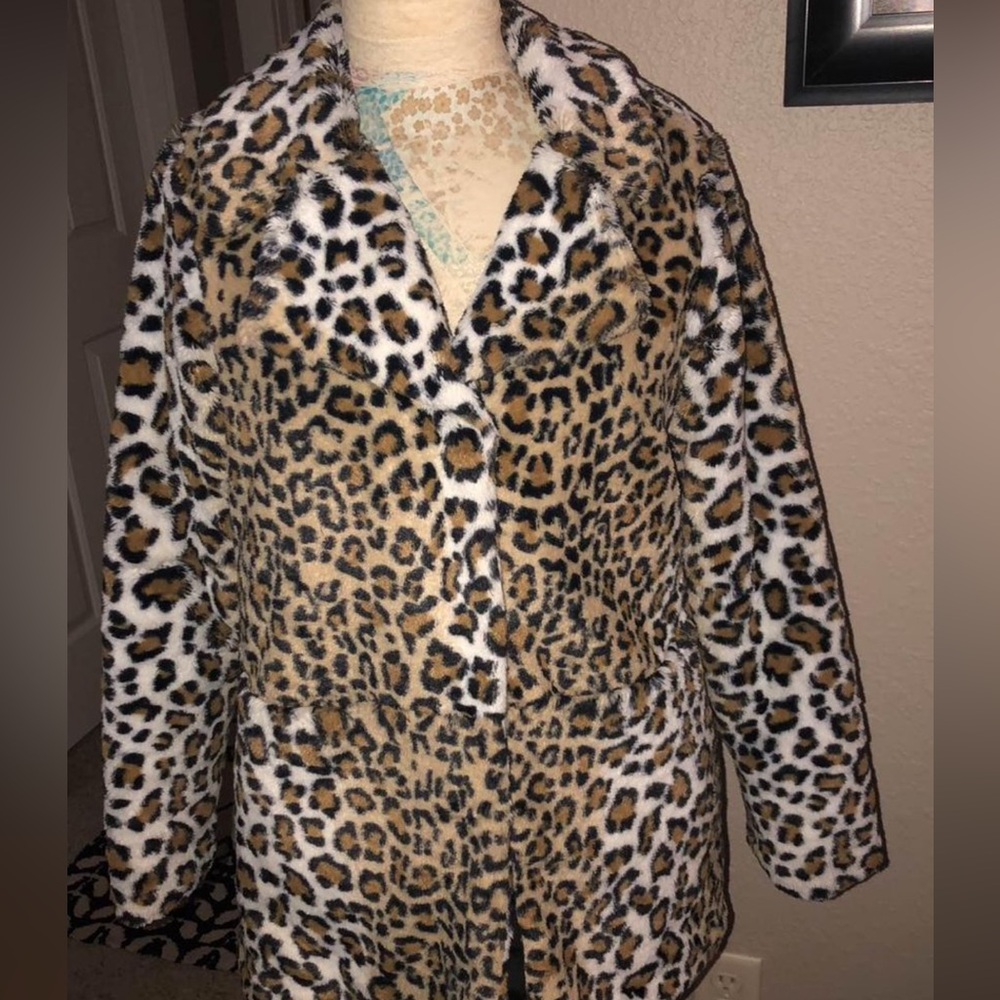 Beautiful girls leopard faux fur coat sz. 14/16 w/ quilted pink satin lining